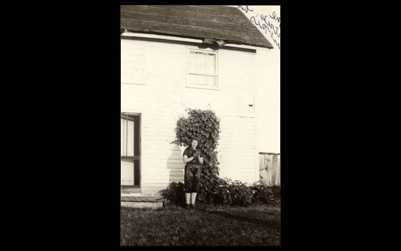 琼, 20世纪30年代末，珍穿着高中棒球投手的制服站在金特里县米阿姨的房子外面.  (琼 JENNINGS Bartik计算机博物馆提供)