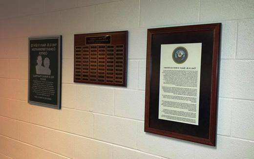 Navy V-5/V-12 Combat Information Center, 熊猫体育场109室——从1943年到1945年，数百人在海军V-5和V-12项目下来到校园. A "Mark of Commendation" plaque is displayed on the Administration Building's third floor and Navy Combat Information Center classroom is in Bearcat Stadium,  Room 109. 这间教室的建造是校友们的捐赠，包括内德和玛吉(坎贝尔)毕晓普夫妇.